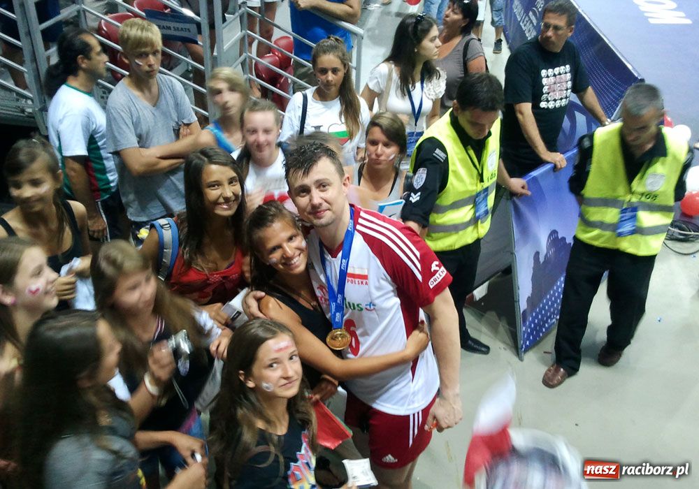 Zdjęcie w galerii na portalu naszraciborz.pl: Gorący raciborski doping na finał Ligi wiadomości z regionu