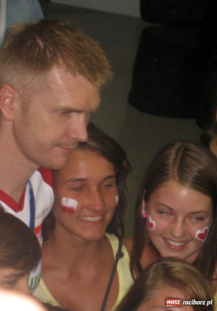 Zdjęcie w galerii na portalu naszraciborz.pl: Gorący raciborski doping na finał Ligi wiadomości z regionu