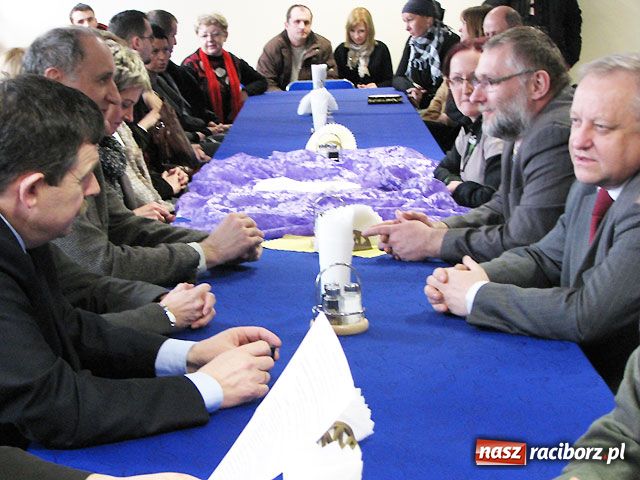 Zdjęcie w galerii na portalu naszraciborz.pl: To nie hotel, to przystanek wiadomości z regionu