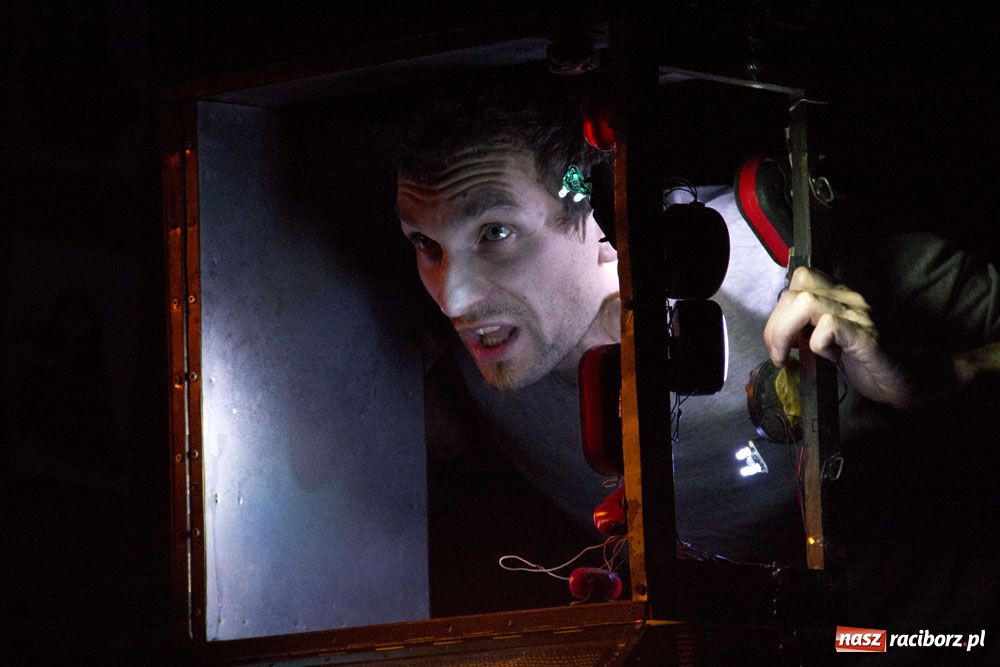 Zdjęcie w galerii na portalu naszraciborz.pl: Letni teatr - Żywoty świętych osiedlowych  wiadomości z regionu