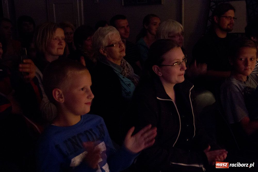 Zdjęcie w galerii na portalu naszraciborz.pl: Letni teatr - Żywoty świętych osiedlowych  wiadomości z regionu