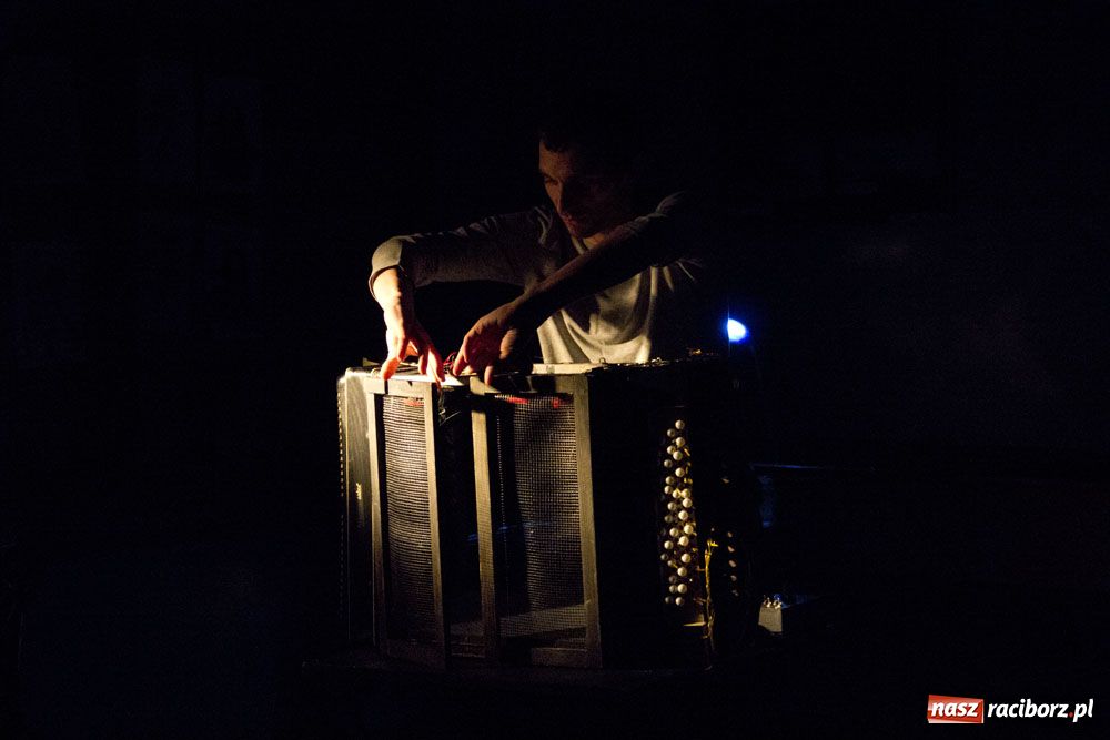 Zdjęcie w galerii na portalu naszraciborz.pl: Letni teatr - Żywoty świętych osiedlowych  wiadomości z regionu