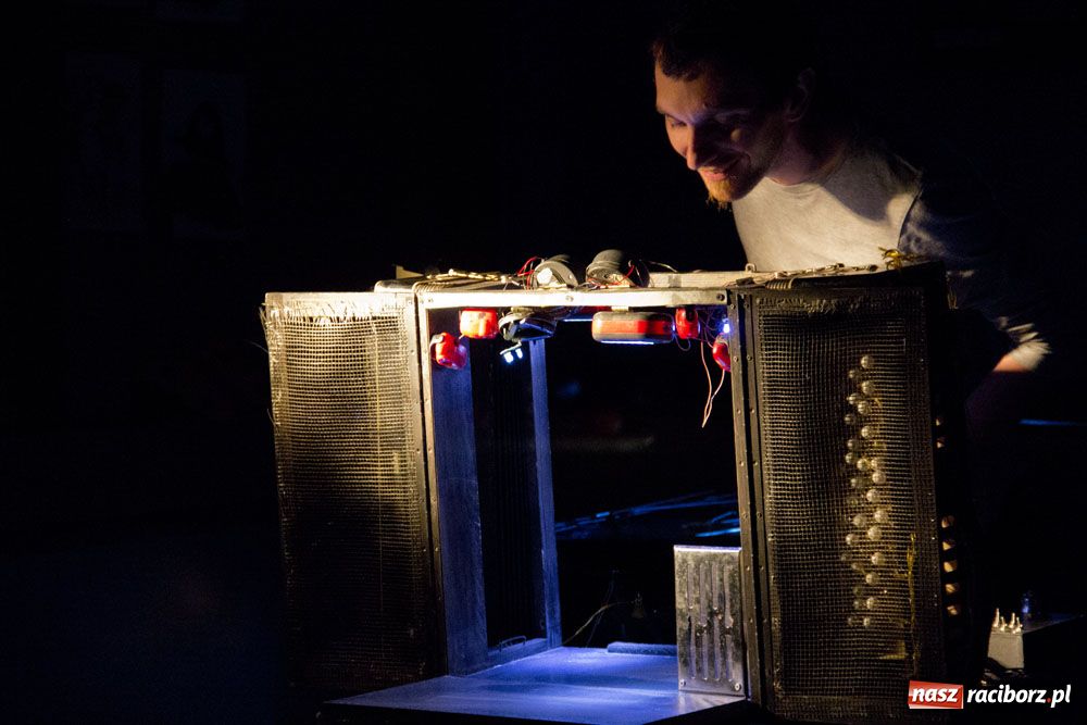 Zdjęcie w galerii na portalu naszraciborz.pl: Letni teatr - Żywoty świętych osiedlowych  wiadomości z regionu