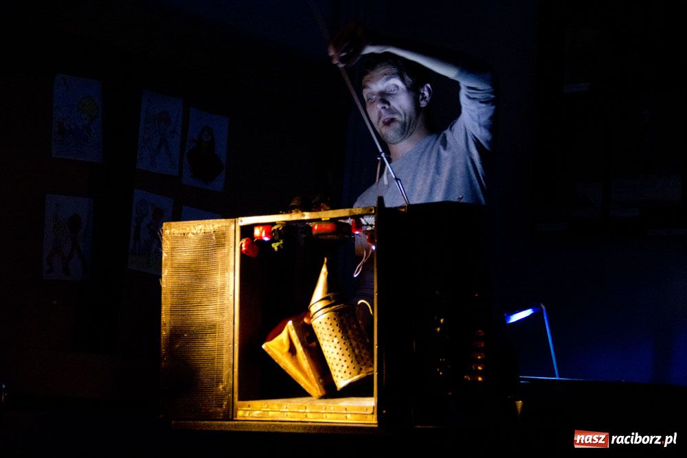 Zdjęcie w galerii na portalu naszraciborz.pl: Letni teatr - Żywoty świętych osiedlowych  wiadomości z regionu