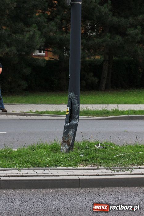 Zdjęcie w galerii na portalu naszraciborz.pl: Samochód uderzył w latarnię na Reymonta wiadomości z regionu
