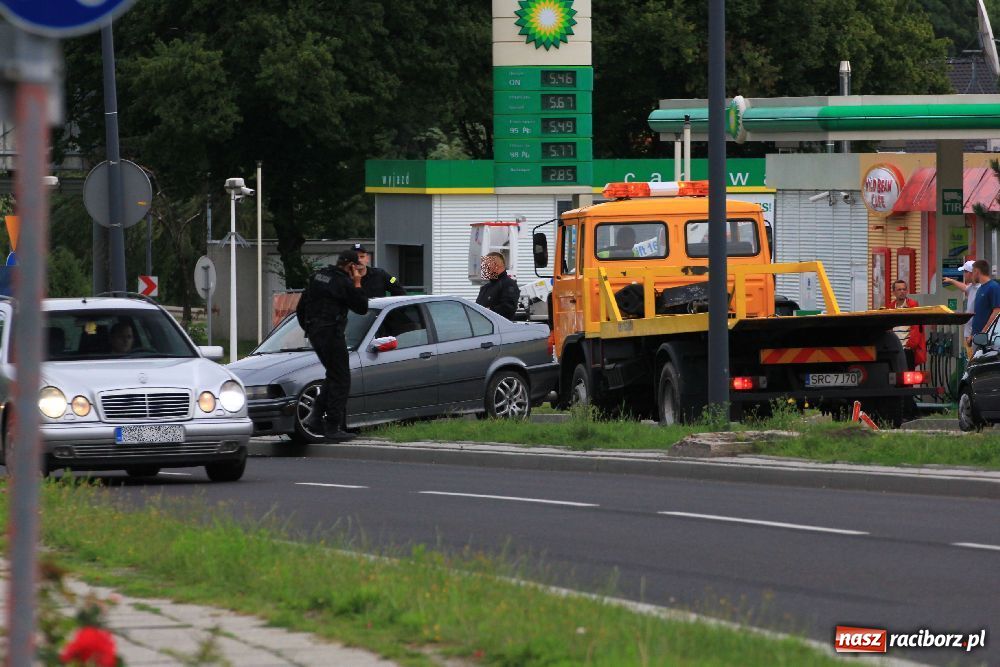 Zdjęcie w galerii na portalu naszraciborz.pl: Samochód uderzył w latarnię na Reymonta wiadomości z regionu