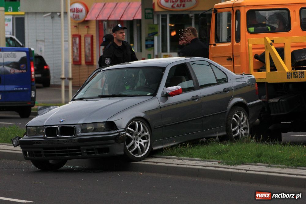 Zdjęcie w galerii na portalu naszraciborz.pl: Samochód uderzył w latarnię na Reymonta wiadomości z regionu
