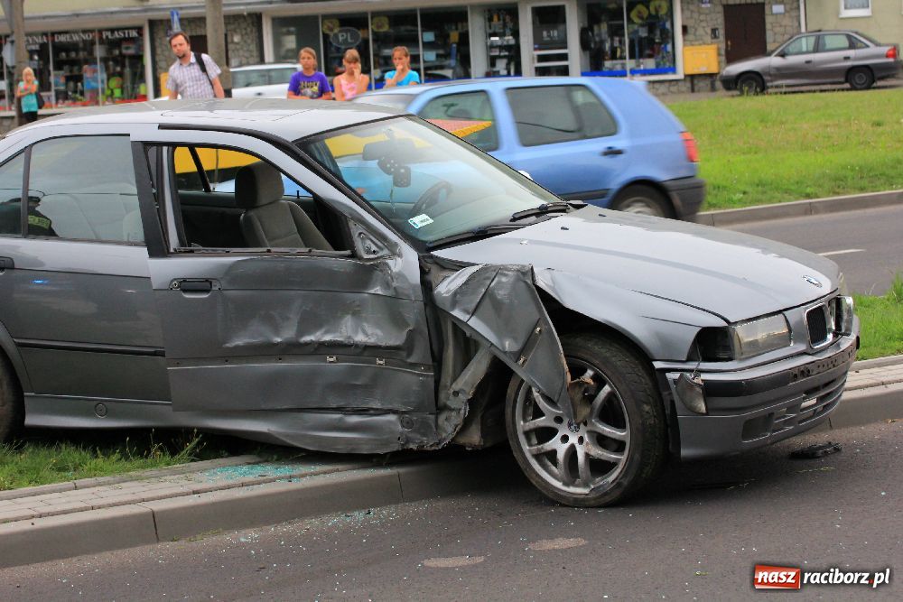 Zdjęcie w galerii na portalu naszraciborz.pl: Samochód uderzył w latarnię na Reymonta wiadomości z regionu