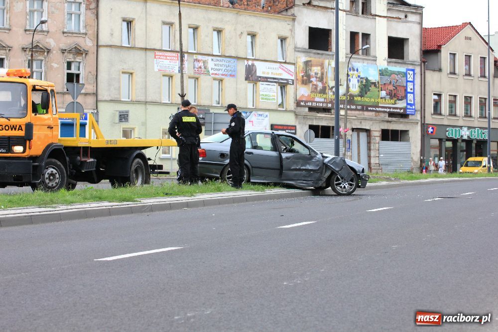 Zdjęcie w galerii na portalu naszraciborz.pl: Samochód uderzył w latarnię na Reymonta wiadomości z regionu