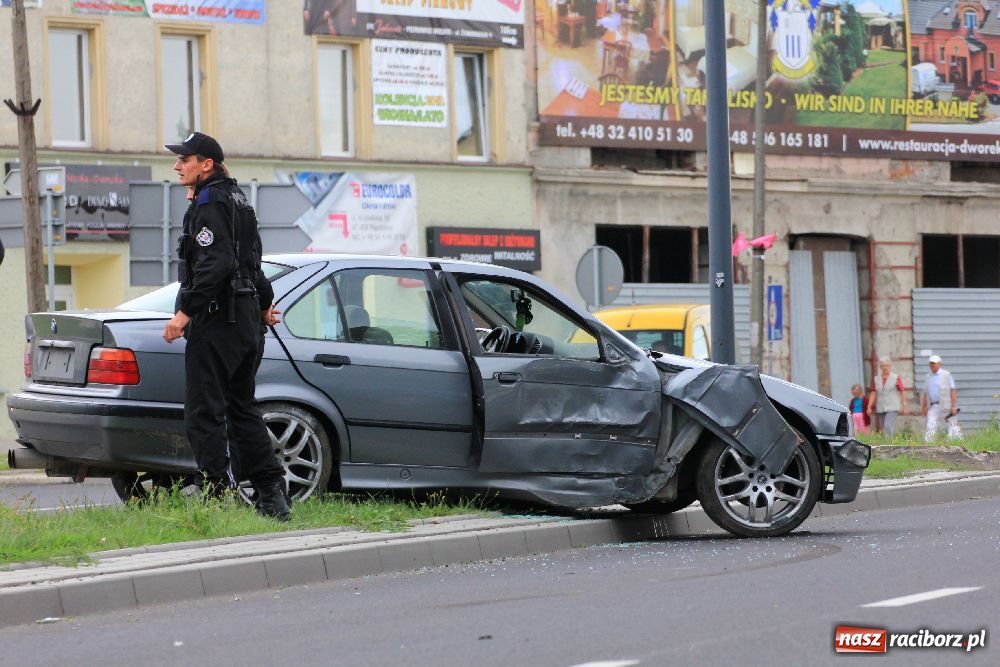 Zdjęcie w galerii na portalu naszraciborz.pl: Samochód uderzył w latarnię na Reymonta wiadomości z regionu