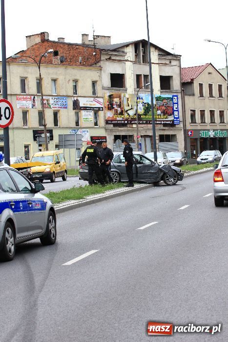 Zdjęcie w galerii na portalu naszraciborz.pl: Samochód uderzył w latarnię na Reymonta wiadomości z regionu