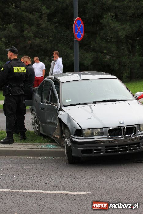 Zdjęcie w galerii na portalu naszraciborz.pl: Samochód uderzył w latarnię na Reymonta wiadomości z regionu