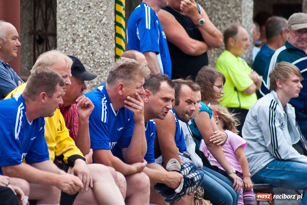 Zdjęcie w galerii na portalu naszraciborz.pl: Oldboje Chałupek z Pucharem Wójta wiadomości z regionu