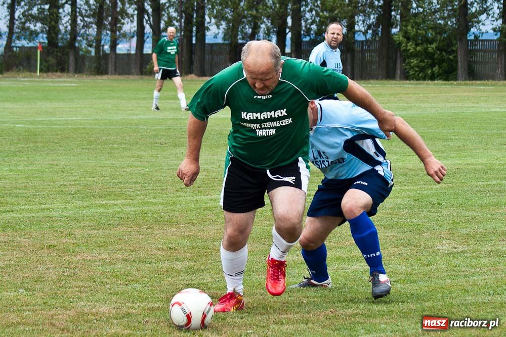 Zdjęcie w galerii na portalu naszraciborz.pl: Oldboje Chałupek z Pucharem Wójta wiadomości z regionu