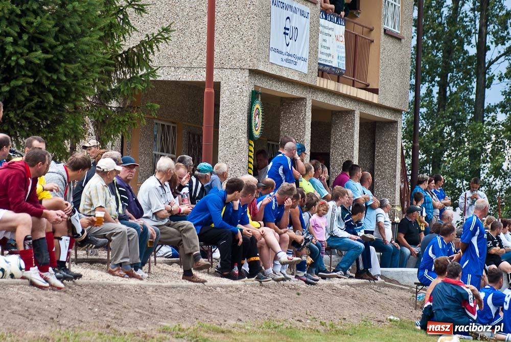 Zdjęcie w galerii na portalu naszraciborz.pl: Oldboje Chałupek z Pucharem Wójta wiadomości z regionu