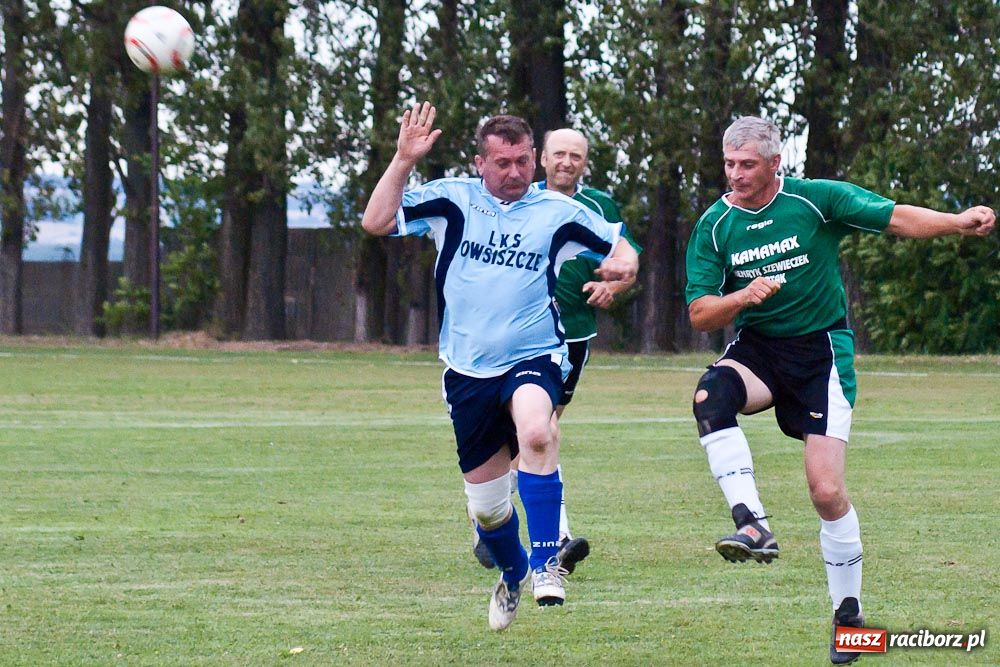 Zdjęcie w galerii na portalu naszraciborz.pl: Oldboje Chałupek z Pucharem Wójta wiadomości z regionu