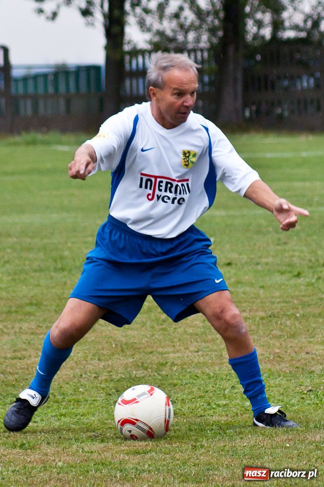Zdjęcie w galerii na portalu naszraciborz.pl: Oldboje Chałupek z Pucharem Wójta wiadomości z regionu