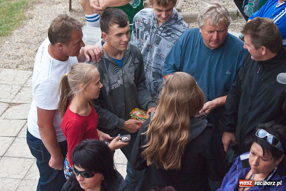 Zdjęcie w galerii na portalu naszraciborz.pl: Oldboje Chałupek z Pucharem Wójta wiadomości z regionu
