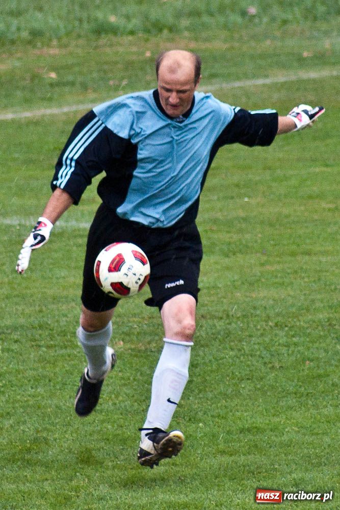 Zdjęcie w galerii na portalu naszraciborz.pl: Oldboje Chałupek z Pucharem Wójta wiadomości z regionu