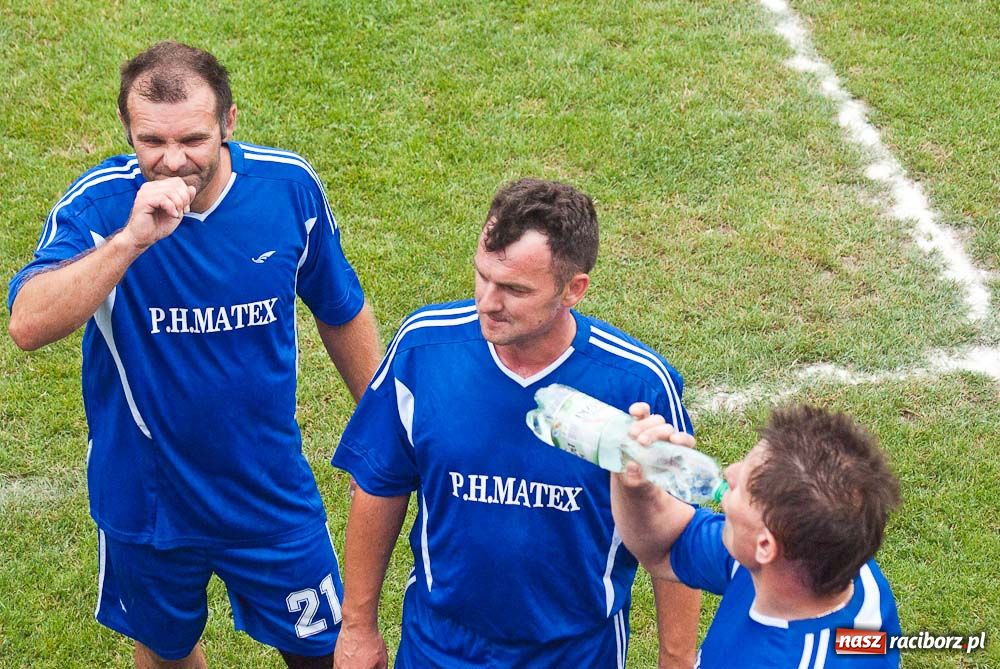 Zdjęcie w galerii na portalu naszraciborz.pl: Oldboje Chałupek z Pucharem Wójta wiadomości z regionu