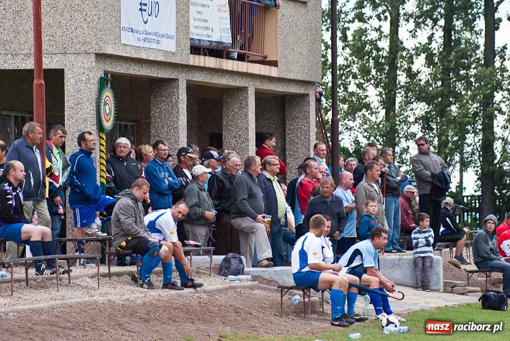 Zdjęcie w galerii na portalu naszraciborz.pl: Oldboje Chałupek z Pucharem Wójta wiadomości z regionu