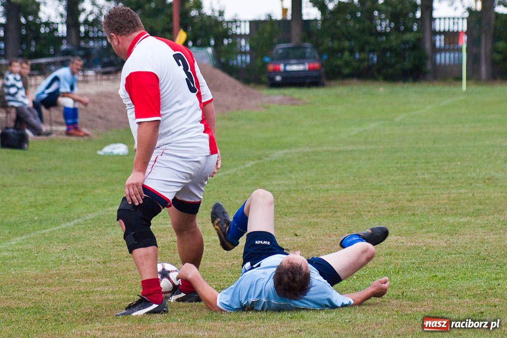 Zdjęcie w galerii na portalu naszraciborz.pl: Oldboje Chałupek z Pucharem Wójta wiadomości z regionu