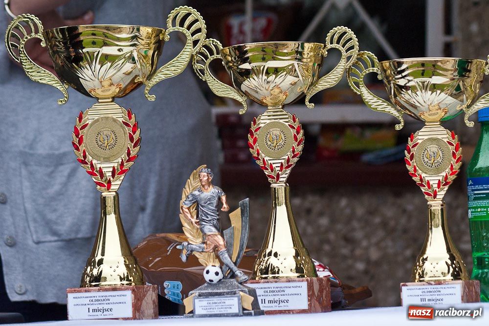 Zdjęcie w galerii na portalu naszraciborz.pl: Oldboje Chałupek z Pucharem Wójta wiadomości z regionu