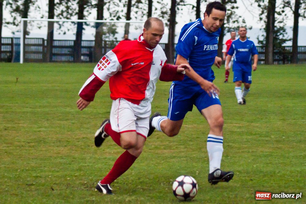 Zdjęcie w galerii na portalu naszraciborz.pl: Oldboje Chałupek z Pucharem Wójta wiadomości z regionu