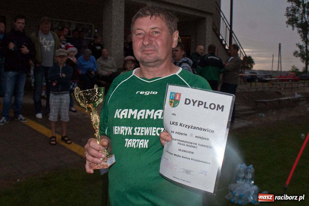 Zdjęcie w galerii na portalu naszraciborz.pl: Oldboje Chałupek z Pucharem Wójta wiadomości z regionu