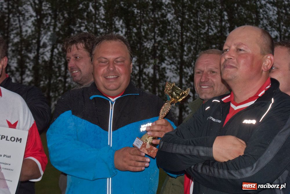 Zdjęcie w galerii na portalu naszraciborz.pl: Oldboje Chałupek z Pucharem Wójta wiadomości z regionu