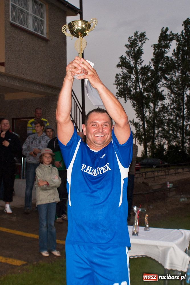 Zdjęcie w galerii na portalu naszraciborz.pl: Oldboje Chałupek z Pucharem Wójta wiadomości z regionu