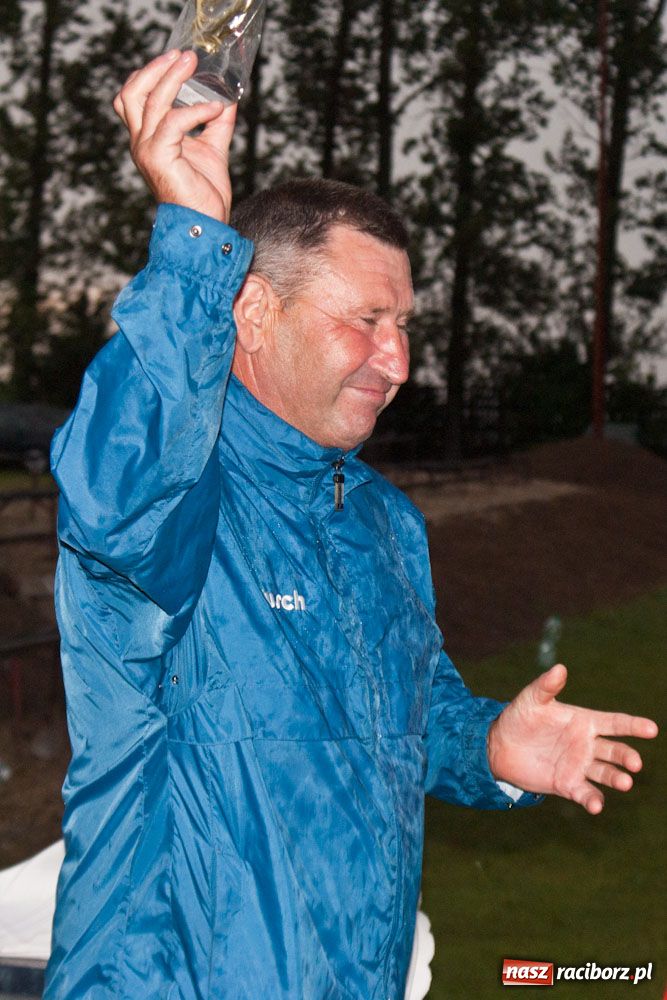 Zdjęcie w galerii na portalu naszraciborz.pl: Oldboje Chałupek z Pucharem Wójta wiadomości z regionu