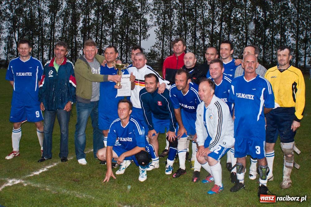Zdjęcie w galerii na portalu naszraciborz.pl: Oldboje Chałupek z Pucharem Wójta wiadomości z regionu
