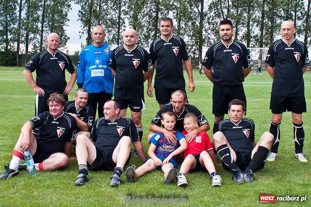 Zdjęcie w galerii na portalu naszraciborz.pl: Oldboje Chałupek z Pucharem Wójta wiadomości z regionu