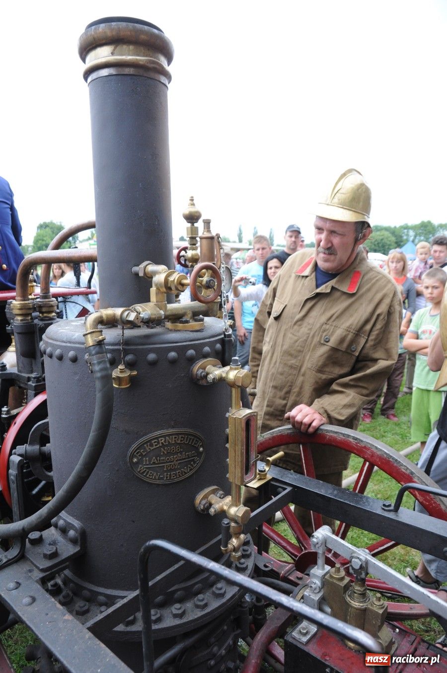 Zdjęcie w galerii na portalu naszraciborz.pl: Para buch, sikawka parowa w ruch wiadomości z regionu