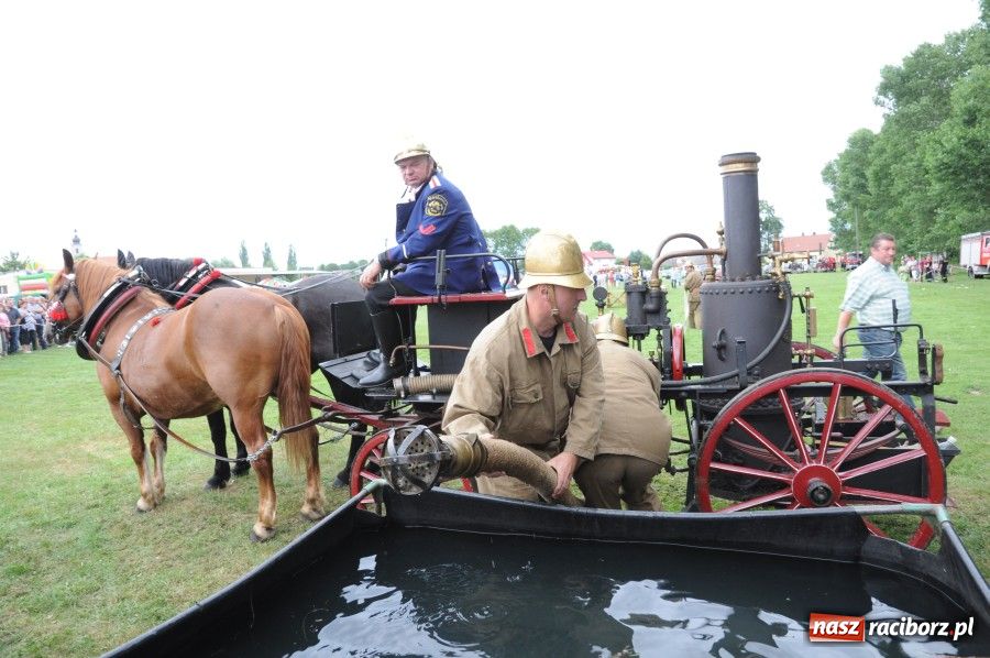Zdjęcie w galerii na portalu naszraciborz.pl: Para buch, sikawka parowa w ruch wiadomości z regionu