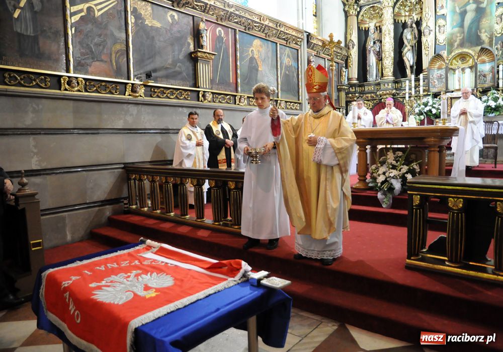 Zdjęcie w galerii na portalu naszraciborz.pl: Raciborska policja z nowym sztandarem wiadomości z regionu