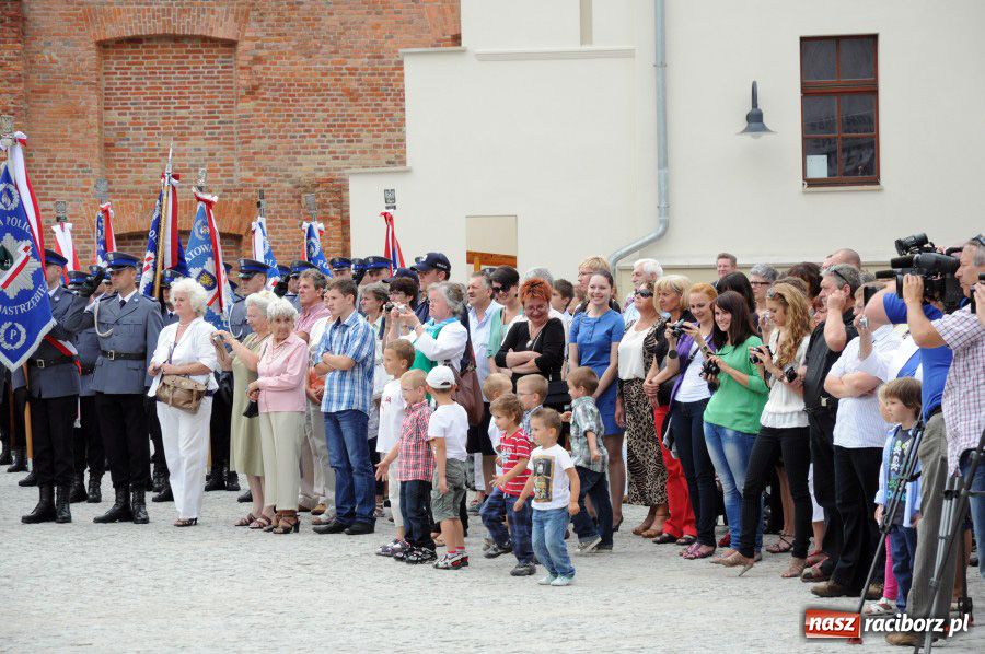 Zdjęcie w galerii na portalu naszraciborz.pl: Raciborska policja z nowym sztandarem wiadomości z regionu