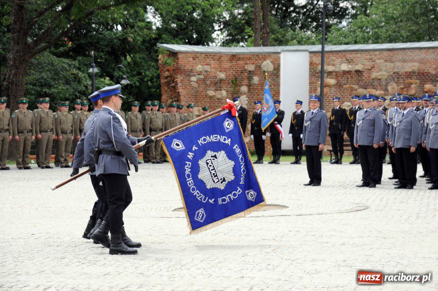 Zdjęcie w galerii na portalu naszraciborz.pl: Raciborska policja z nowym sztandarem wiadomości z regionu