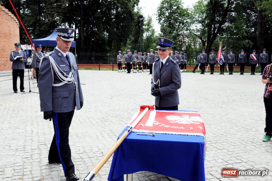 Zdjęcie w galerii na portalu naszraciborz.pl: Raciborska policja z nowym sztandarem wiadomości z regionu
