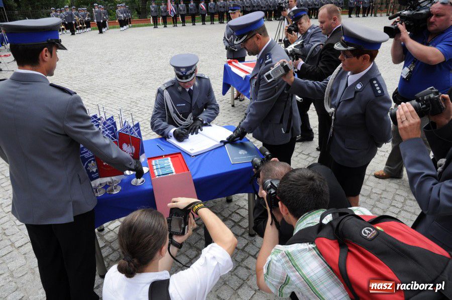 Zdjęcie w galerii na portalu naszraciborz.pl: Raciborska policja z nowym sztandarem wiadomości z regionu