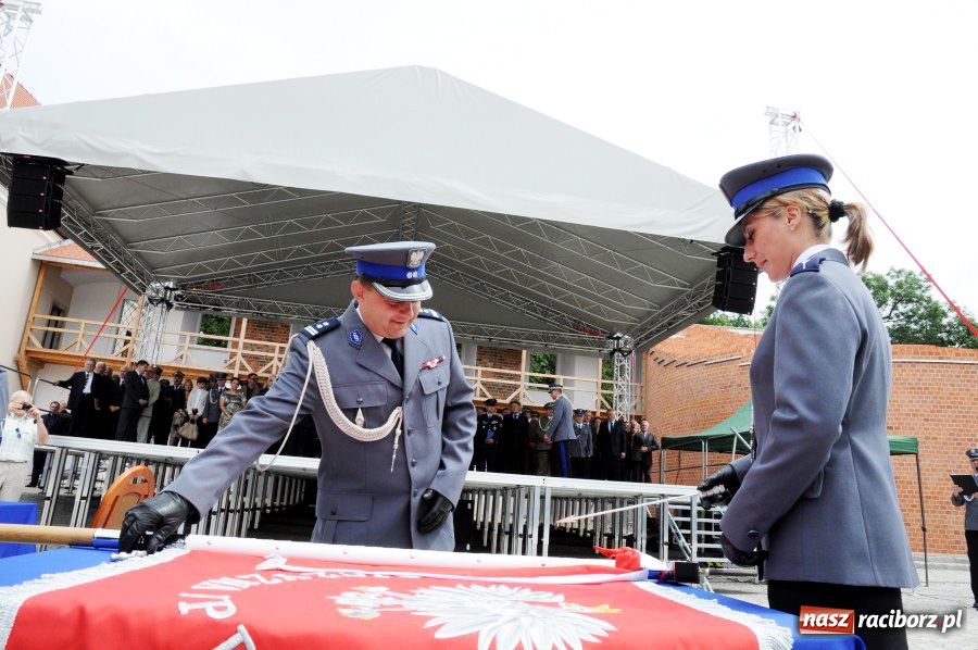 Zdjęcie w galerii na portalu naszraciborz.pl: Raciborska policja z nowym sztandarem wiadomości z regionu