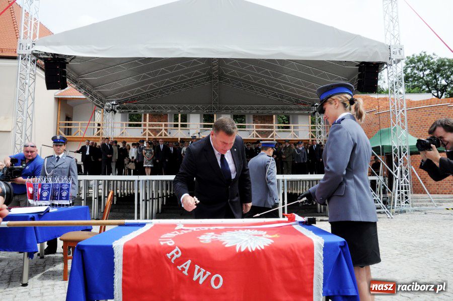 Zdjęcie w galerii na portalu naszraciborz.pl: Raciborska policja z nowym sztandarem wiadomości z regionu