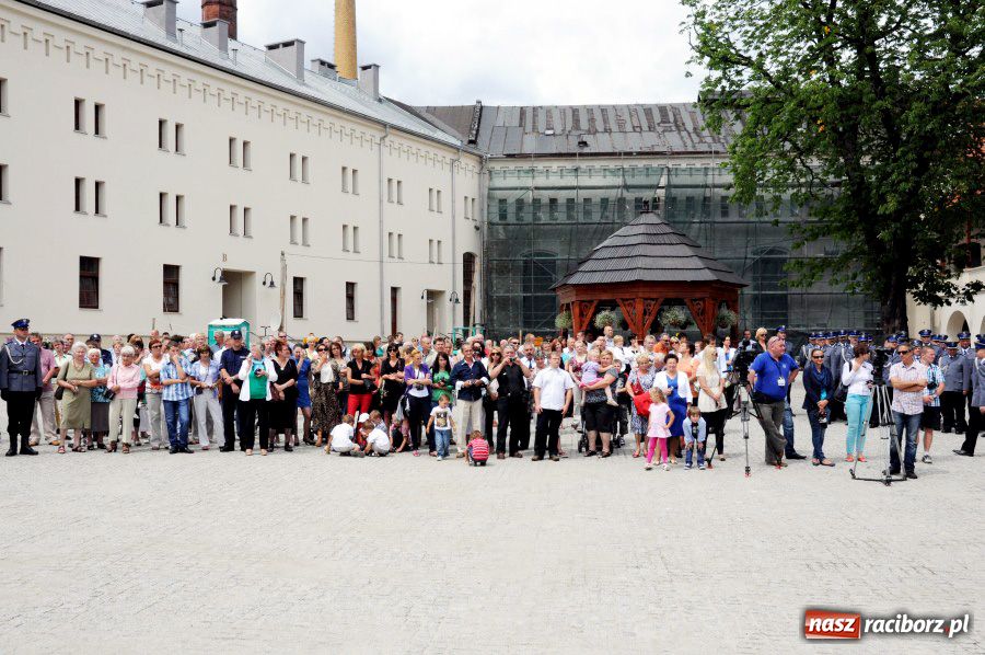 Zdjęcie w galerii na portalu naszraciborz.pl: Raciborska policja z nowym sztandarem wiadomości z regionu