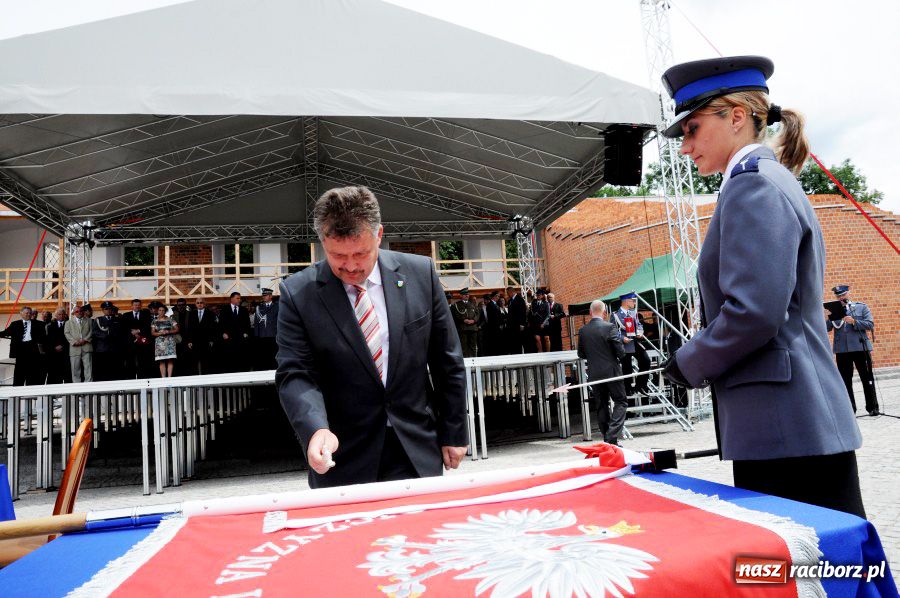 Zdjęcie w galerii na portalu naszraciborz.pl: Raciborska policja z nowym sztandarem wiadomości z regionu