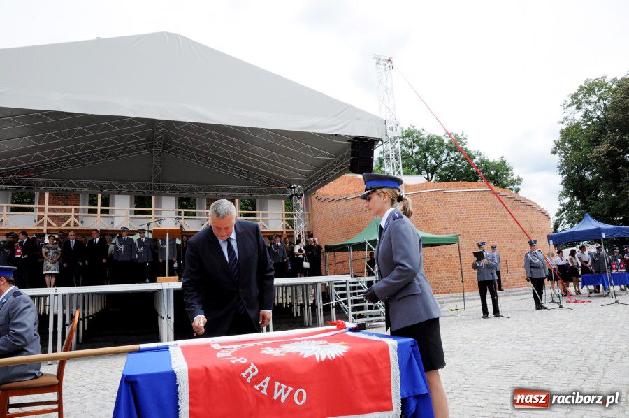 Zdjęcie w galerii na portalu naszraciborz.pl: Raciborska policja z nowym sztandarem wiadomości z regionu