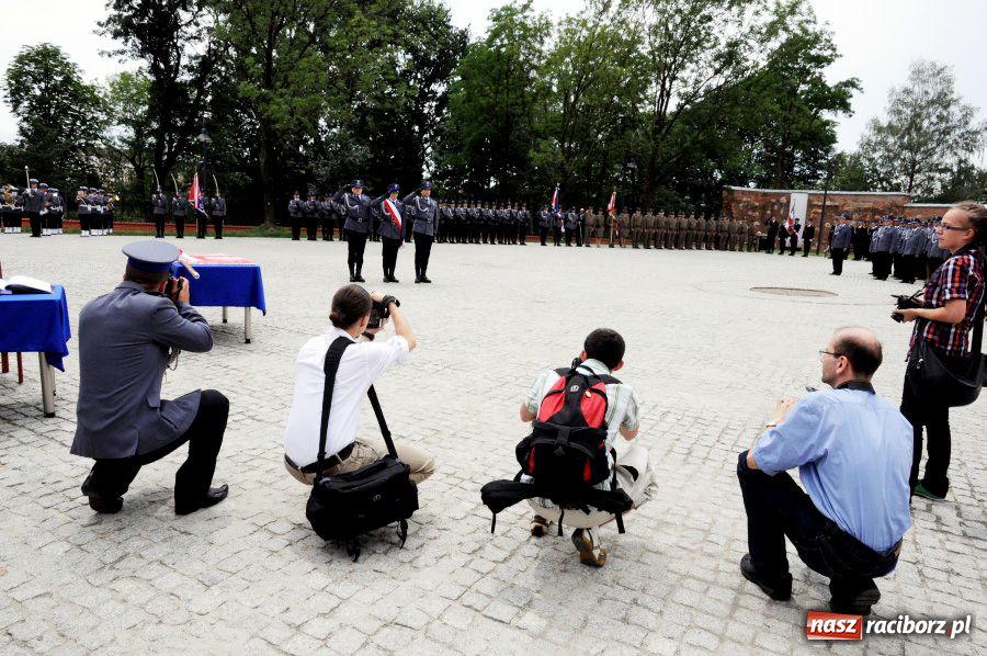 Zdjęcie w galerii na portalu naszraciborz.pl: Raciborska policja z nowym sztandarem wiadomości z regionu