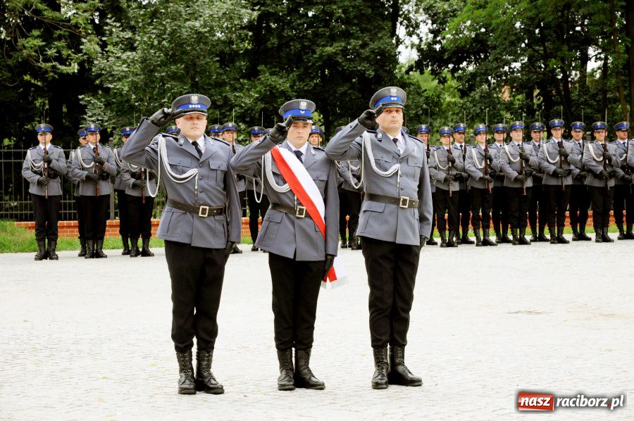 Zdjęcie w galerii na portalu naszraciborz.pl: Raciborska policja z nowym sztandarem wiadomości z regionu