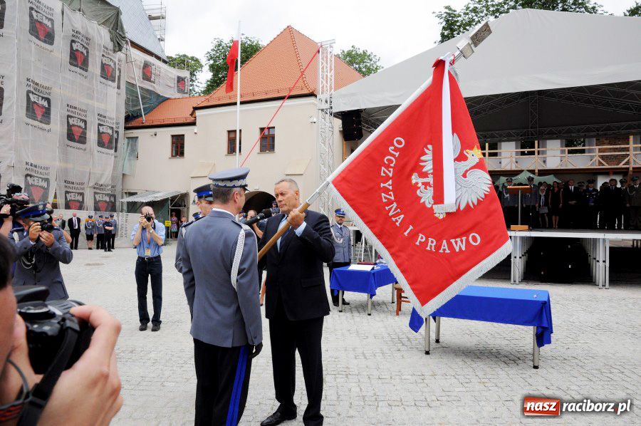 Zdjęcie w galerii na portalu naszraciborz.pl: Raciborska policja z nowym sztandarem wiadomości z regionu