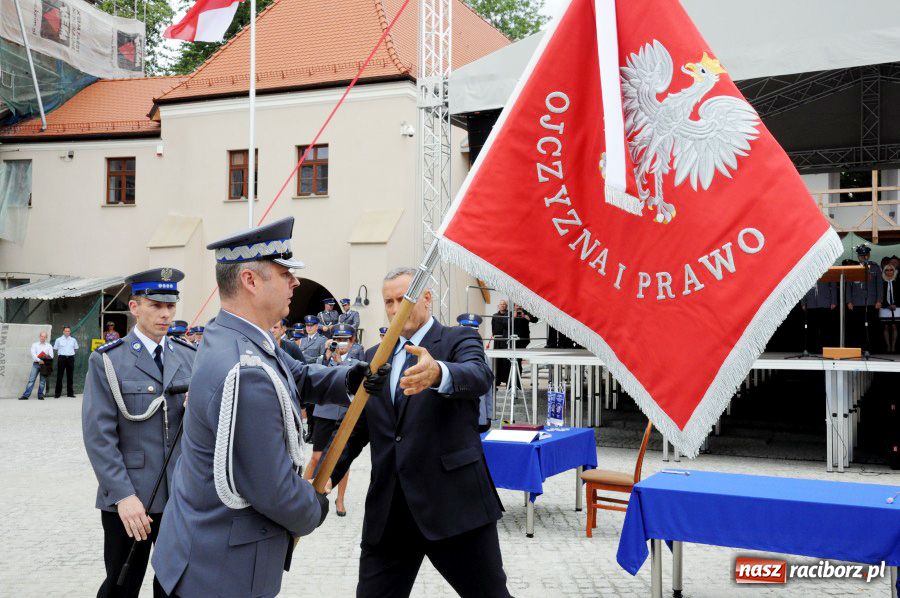 Zdjęcie w galerii na portalu naszraciborz.pl: Raciborska policja z nowym sztandarem wiadomości z regionu